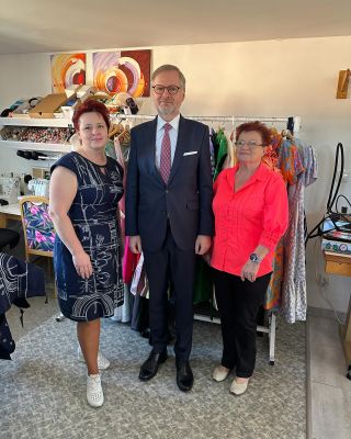 Vzácná návštěva v naši šicí dílně. Pan Premiér byl velmi příjemný a velmi se zajímal o naše produkty. #modylkyodhanky...