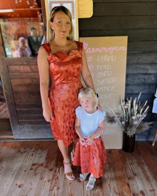 Krásní svatebčané! Pošlete nám také fotografii, jak Vám to sluší v našich šatech. Tyto šaty byly zhotoveny na přání...